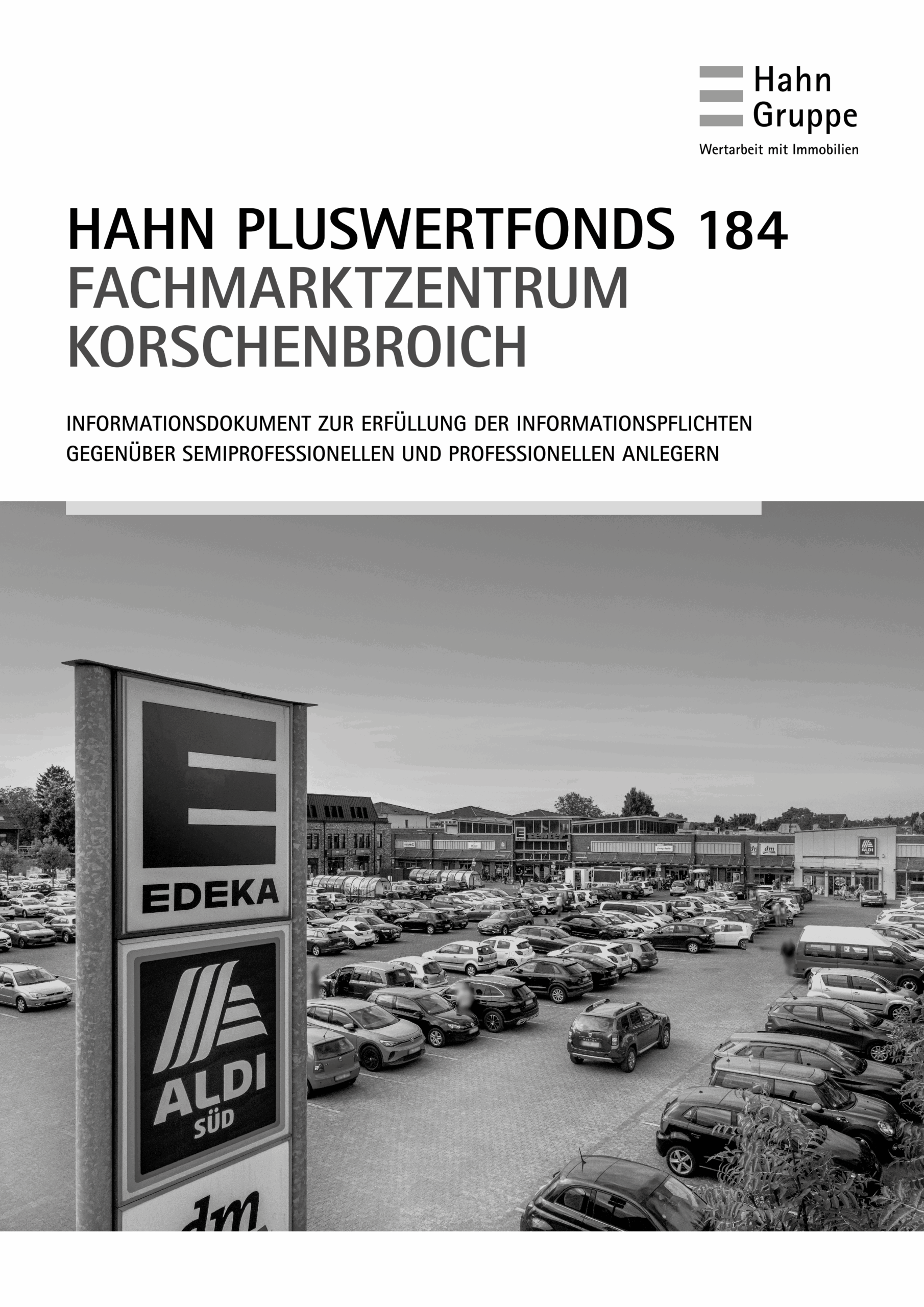 Schwarz-weißer Umschlag eines Dokuments mit dem Titel "HAHN PLUSWERTFONDS 184 Fachmarktzentrum Korschenbroich", das einen belebten Parkplatz mit EDEKA- und ALDI-Filialen zeigt; rechts oben das Logo der Hahn Gruppe.