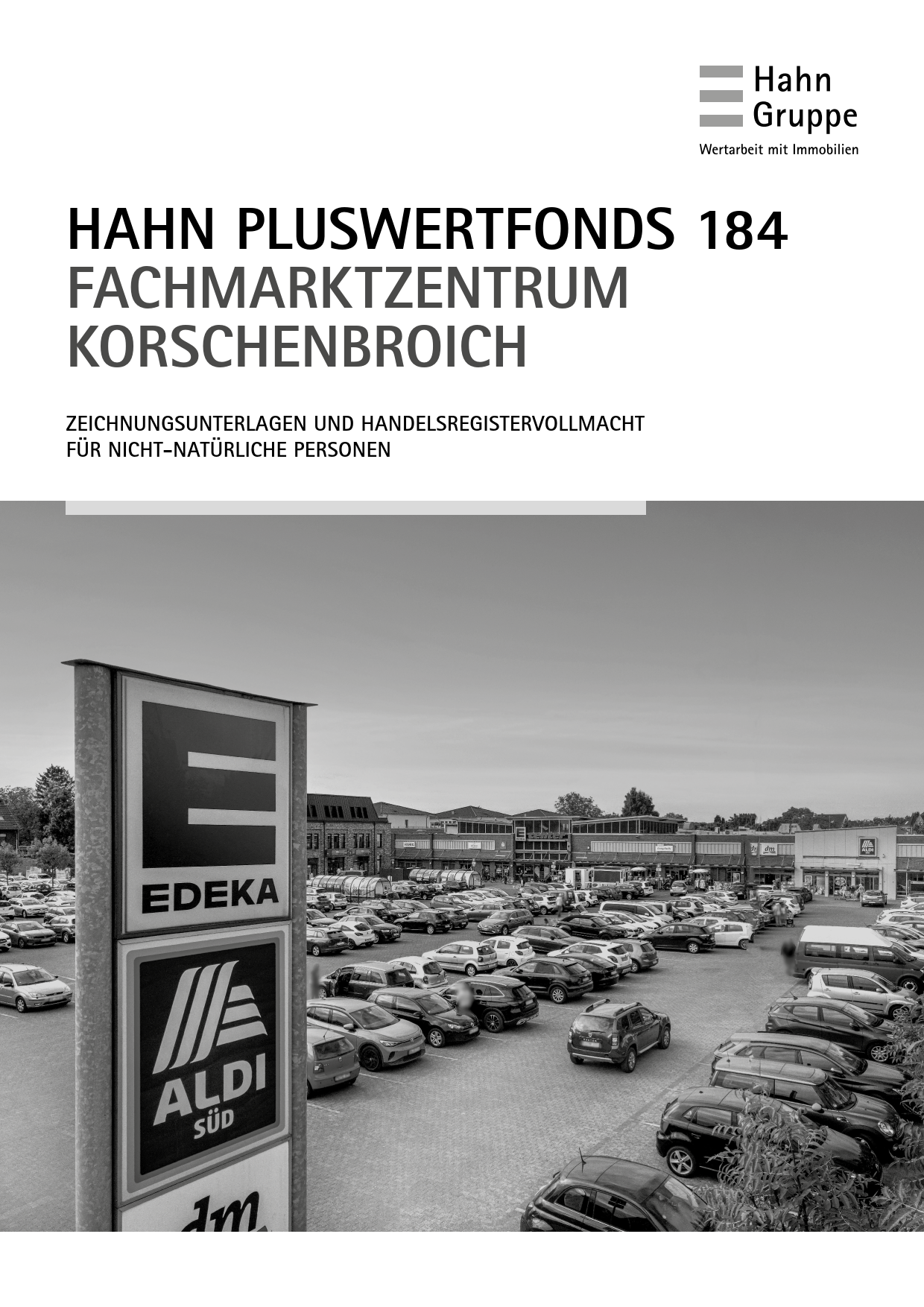 Schwarz-Weiß-Bild, das einen belebten Parkplatz vor einem Einkaufszentrum mit Edeka- und Aldi-Süd-Schildern zeigt; über dem Bild steht "HAHN PLUSWERTFONDS 184 FACHMARKTZENTRUM KORSCHENBROICH" und oben rechts erscheint das Logo der Hahn Gruppe.