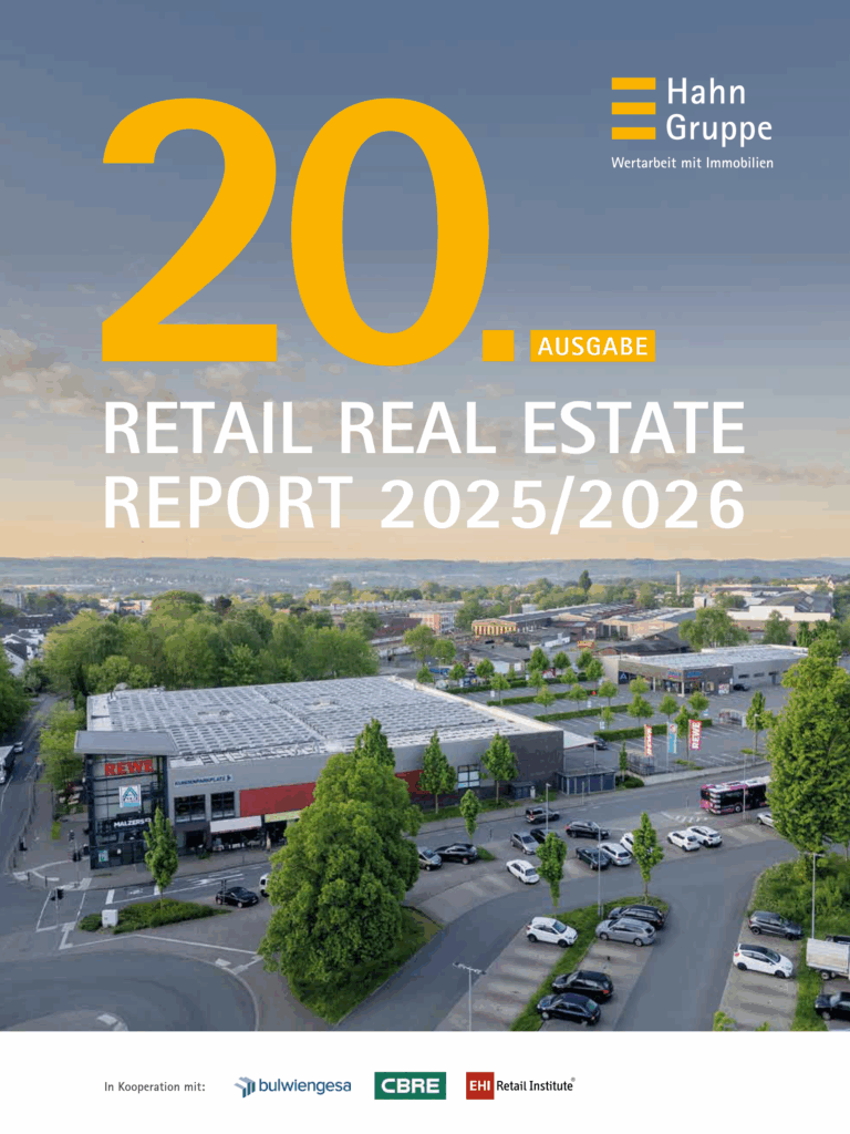 Titelbild des Retail Real Estate Reports 2025/2026 der Hahn Gruppe mit einer großen gelben 20. AUSGABE über einer Luftaufnahme eines von Grünflächen und Straßen umgebenen Einzelhandelszentrums; unten sind die Firmenlogos zu sehen.