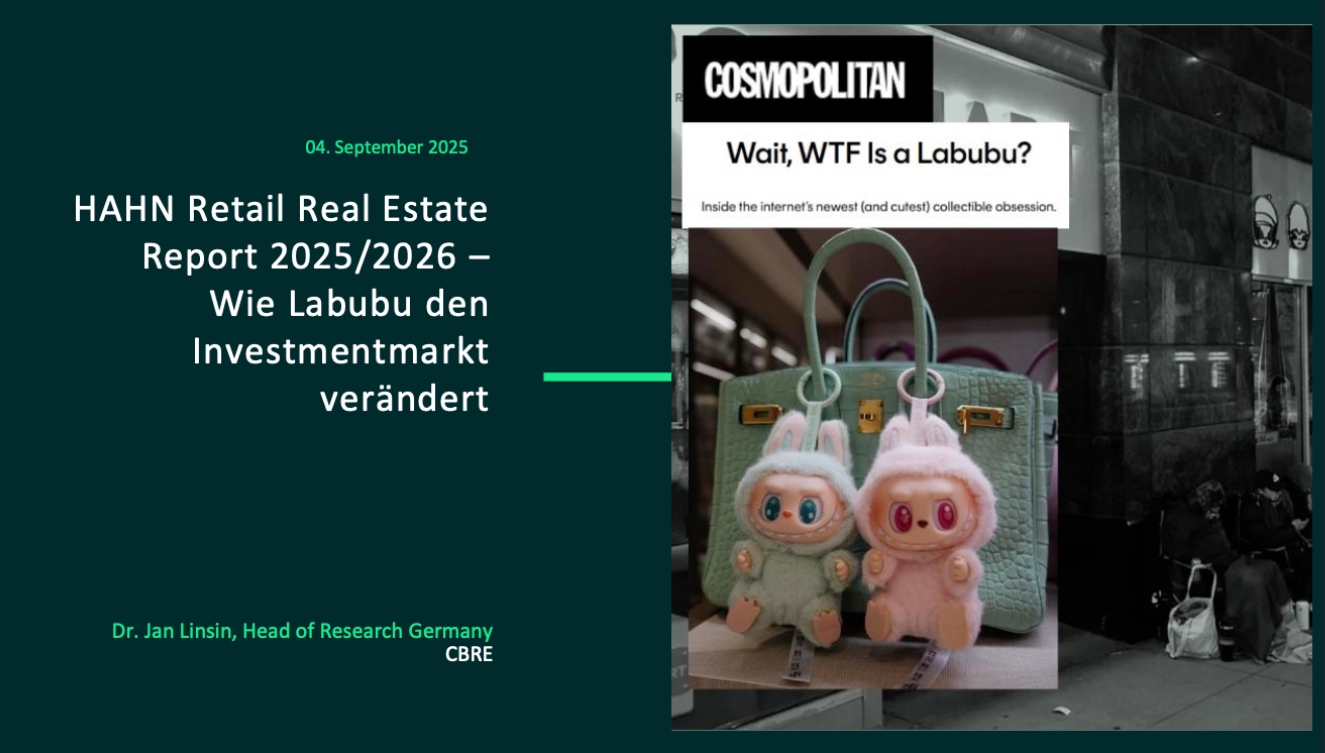 Eine Präsentationsfolie zeigt einen Bericht mit dem Titel HAHN Retail Real Estate Report 2025/2026 - Wie Labubu den Investmentmarkt verändert mit einem Bild von zwei Plüschtieren, die an einer grünen Designerhandtasche hängen, unter einer Cosmopolitan-Schlagzeile.