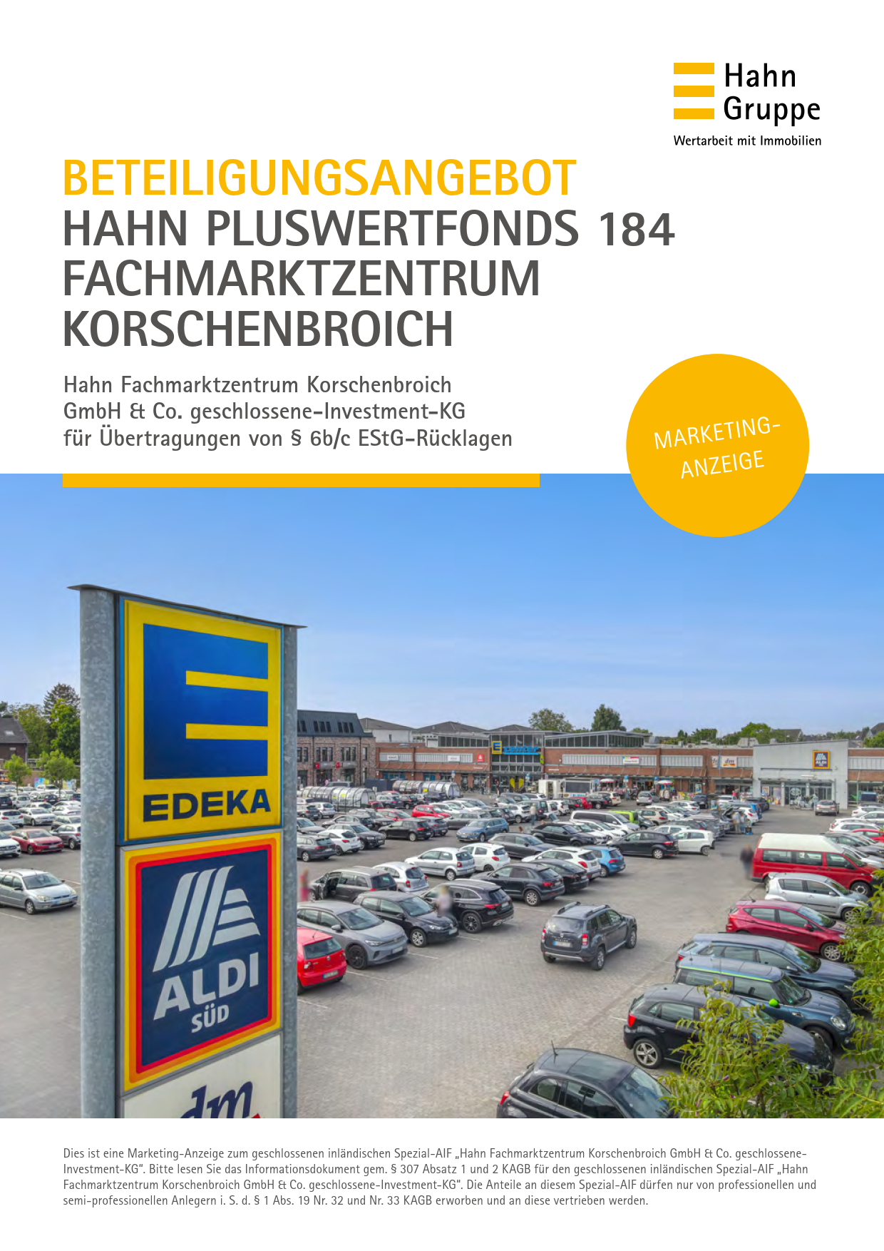 Werbeplakat für das Investitionsangebot der Hahn Gruppe im Fachmarktzentrum Korschenbroich mit großen Edeka- und Aldi-Logos, geparkten Autos und einem Supermarktgebäude unter einem bewölkten Himmel.