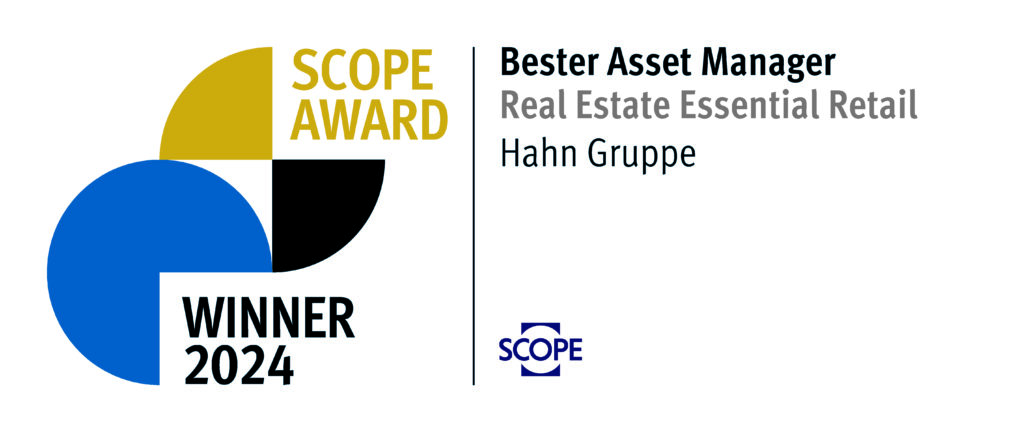 Logo mit dem Text SCOPE AWARD WINNER 2024 und Bester Asset Manager Real Estate Essential Retail Hahn Gruppe mit dem SCOPE-Logo am unteren Rand.