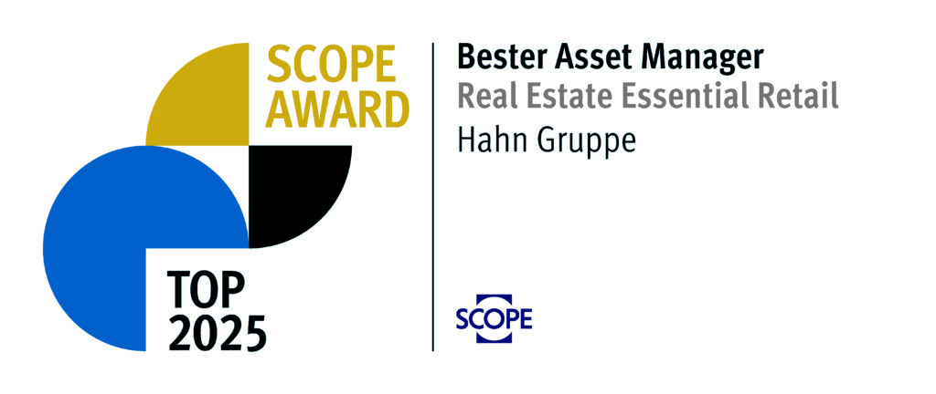 SCOPE Award-Logo mit blauen, goldenen und schwarzen Formen; der Text lautet "Bester Asset Manager Real Estate Essential Retail Hahn Gruppe" und "TOP 2025" mit dem SCOPE-Logo am unteren Rand.