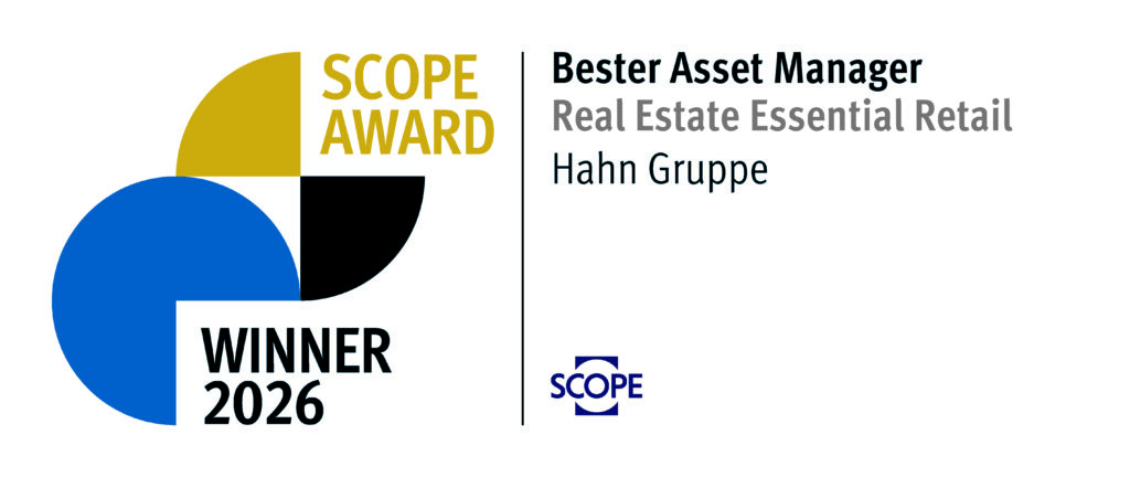 Logo des Scope Award Winner 2026 mit Text: Bester Asset Manager Real Estate Essential Retail, Hahn Gruppe. Das Design zeigt geometrische Formen in Gelb, Schwarz und Blau.