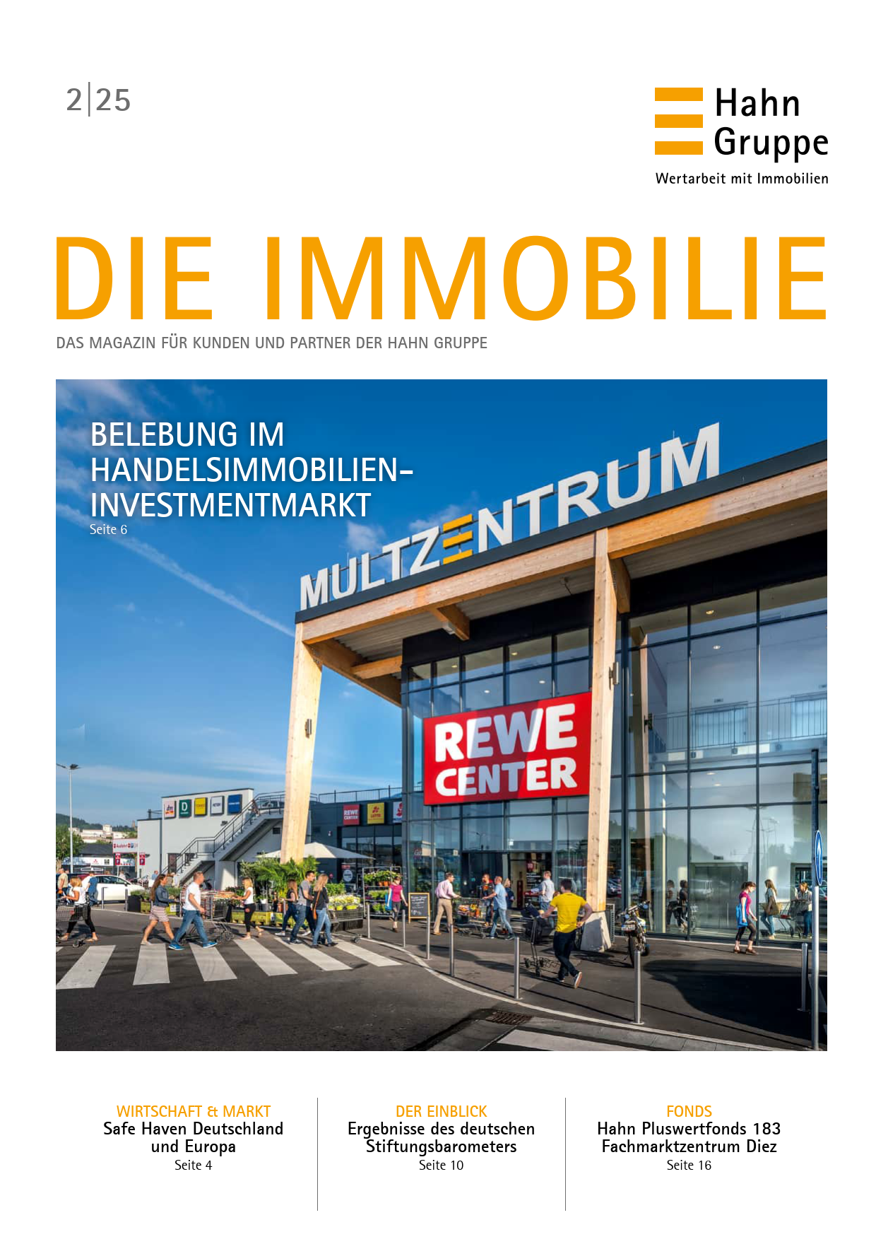 Das Titelbild des Magazins "DIE IMMOBILIE" zeigt ein modernes Einkaufszentrum mit einem großen REWE Center-Schild und Menschen davor. Das Magazin wird von der Hahn Gruppe herausgegeben und behandelt Themen rund um Gewerbeimmobilien.